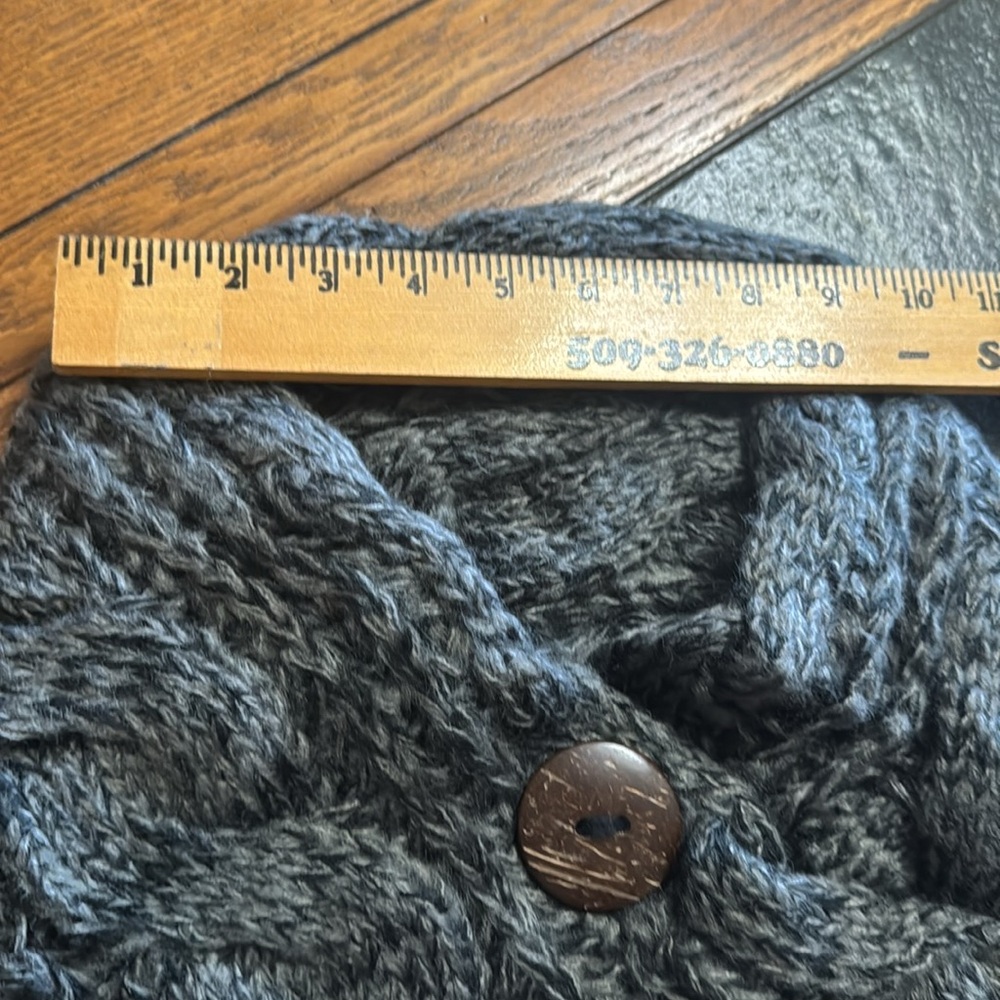 🆕 Chunky Knit Gray/Black Cowl/Scarf with Wooden Like Large Buttons - Picture 7 of 14